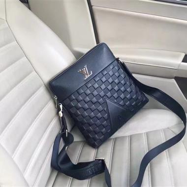 LOUIS VUITTON   2026新款男生時尚包包 尺寸：26-28-6CM