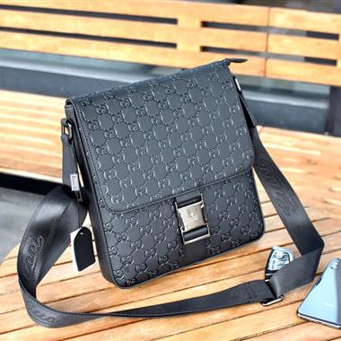 GUCCI   2026新款男生時尚包包 尺寸：25x27x6CM