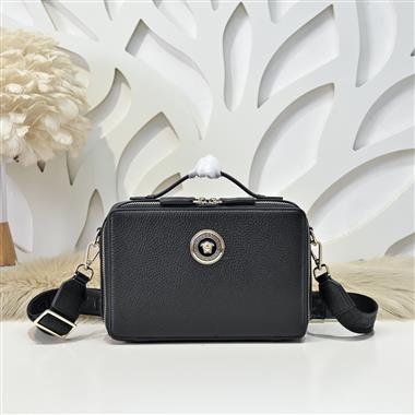 VERSACE   2026新款男生時尚包包 尺寸：24*16*6CM