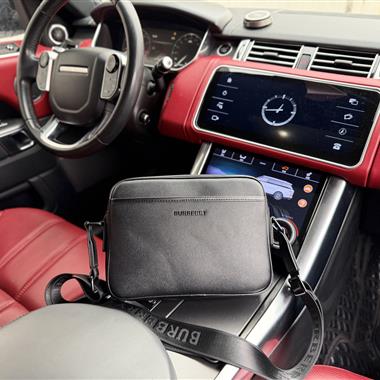 BURBERRY   2026新款男生時尚包包 尺寸：25x18x6CM