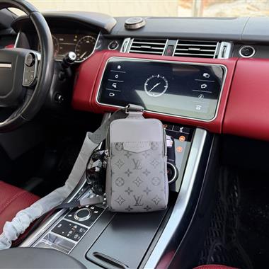 LOUIS VUITTON   2026新款男生時尚包包 尺寸：13x21x5CM