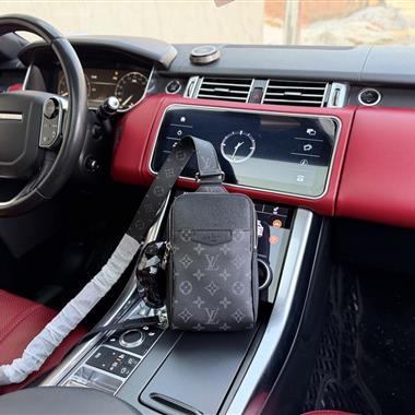 LOUIS VUITTON   2026新款男生時尚包包 尺寸：13x21x5CM