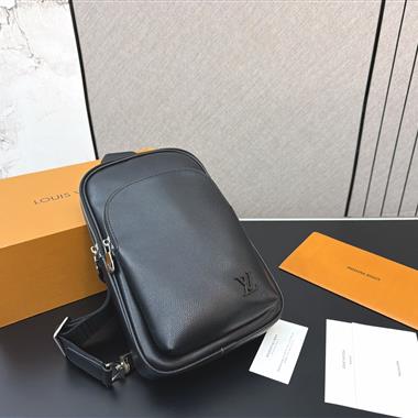 LOUIS VUITTON  2026新款男生時尚包包 尺寸：30 x 19CM