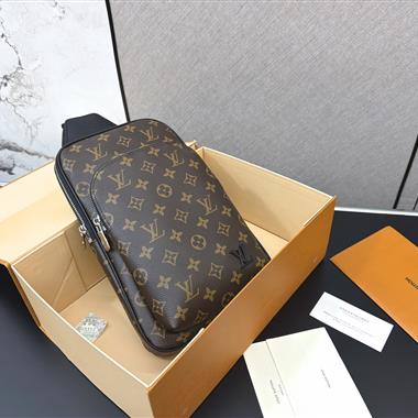 LOUIS VUITTON  2026新款男生時尚包包 尺寸：30 x 19CM