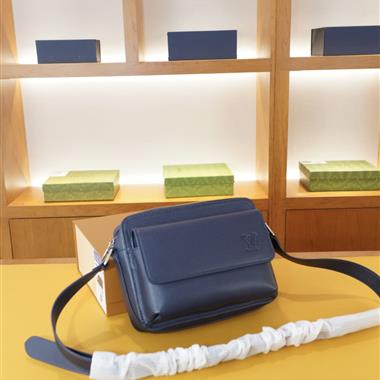LOUIS VUITTON   2026新款男生時尚包包 尺寸：24x18x7CM