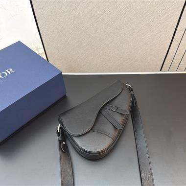 DIOR   2026新款男生時尚包包 尺寸：17*26CM