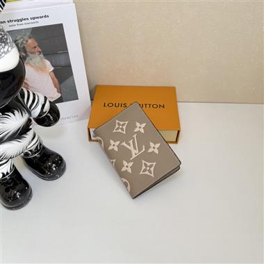 LOUIS VUITTON   2026新款時尚包包 尺寸：10x14x2.5CM