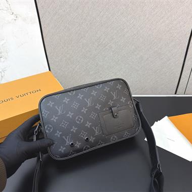 LOUIS VUITTON    2026新款男生時尚包包 尺寸：26*17CM