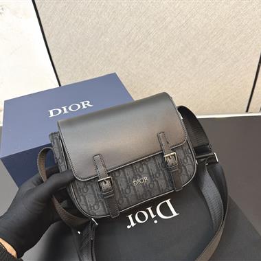 DIOR   2026新款男生時尚包包 尺寸：22*18CM