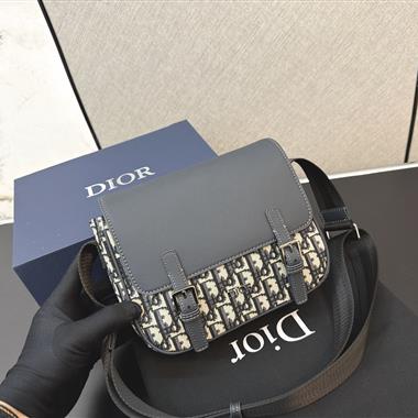 DIOR   2026新款男生時尚包包 尺寸：22*18CM
