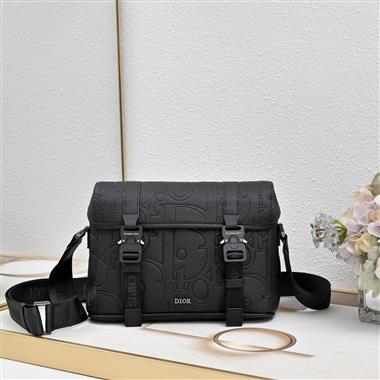DIOR   2026新款男生時尚包包 尺寸：24*18*8CM