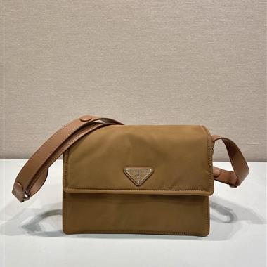 PRADA   2026新款男生時尚包包 尺寸：23.5*18*11CM