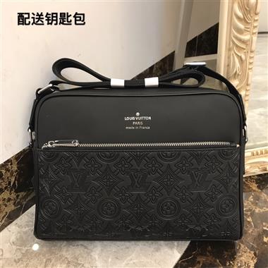 PRADA   2026新款男生時尚包包 尺寸：25*28*5CM
