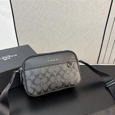 COACH  2026新款男生時尚包包 尺寸：15*23CM