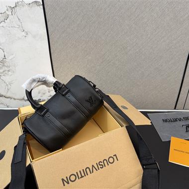 LOUIS VUITTON  2026新款男生時尚包包  尺寸：12*21CM
