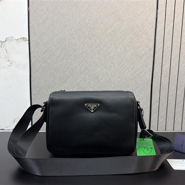 PRADA  2026新款男生時尚包包  尺寸：26*18CM