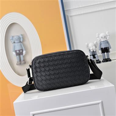 BOTTEGA VENETA   2026新款男生時尚包包   尺寸：24x6x15CM