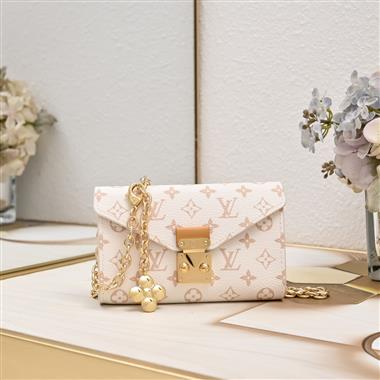 LOUIS VUITTON   2026新款女生時尚包包  尺寸：13.5X8CM