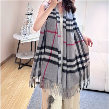 BURBERRY  2026秋冬新款時尚圍巾  尺寸：200-70