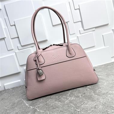 MIUMIU  2026新款女生時尚包包 尺寸：40-24-13CM