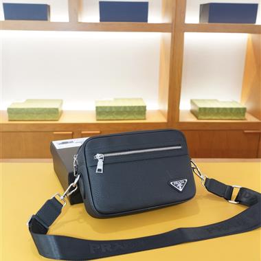 PRADA   2026新款男生時尚包包 尺寸：24x16x6CM
