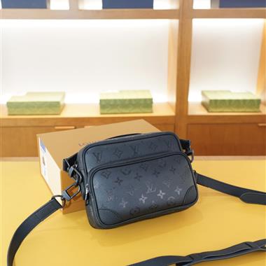 LOUIS VUITTON   2026新款男生時尚包包 尺寸：22x16x7CM