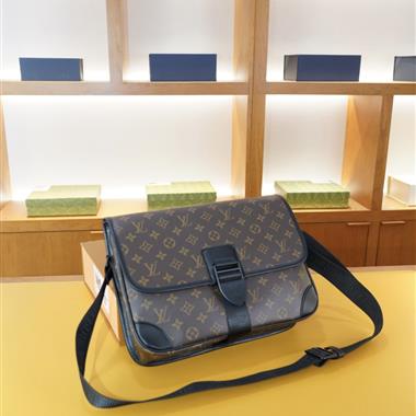 LOUIS VUITTON  2026新款男生時尚包包 尺寸：34x25x8CM