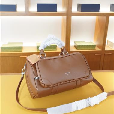 LOUIS VUITTON  2026新款男生時尚包包 尺寸：35x22x18CM