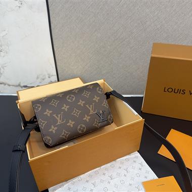 LOUIS VUITTON  2026新款男生時尚包包 尺寸：18 x 12 CM