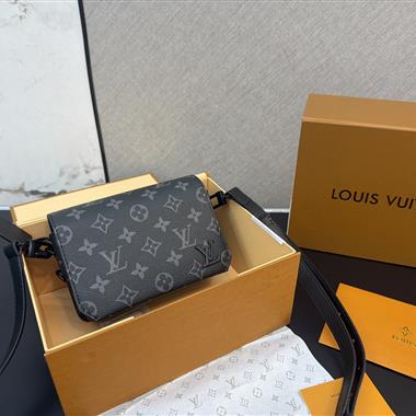 LOUIS VUITTON  2026新款男生時尚包包 尺寸：18 x 12 CM