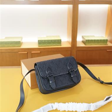 LOUIS VUITTON   2026新款男生時尚包包 尺寸：20x15x6CM