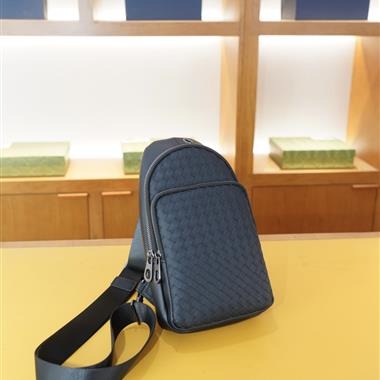 BOTTEGA VENETA   2026新款男生時尚包包 尺寸：17x26x6CM