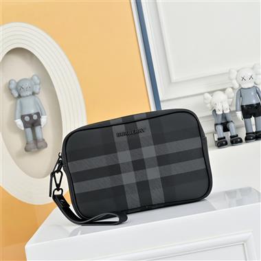 BURBERRY   2026新款男生時尚包包 尺寸：20CM